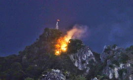 Núi Bài Thơ bốc cháy nghi ngút