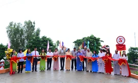 Khánh thành cây cầu thứ 2 dài 44 mét làm từ nắp chai bia tái chế