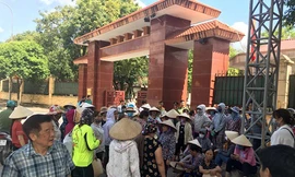 Tiểu thương kéo lên UBND huyện Sóc Sơn đề nghị chính quyền sớm làm rõ nguyên nhân vụ cháy chợ. Ảnh: Gia Chính