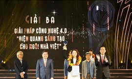 Đại diện Công ty CP Bóng đèn Điện Quang nhận Giải thưởng Sáng tạo TPHCM 2019.