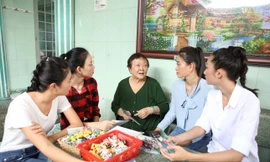 Thí sinh Miss World Vietnam giản dị để mặt mộc thực hiện Dự án Nhân ái