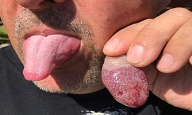 Sinh vật hình lưỡi người dạt vào bãi biển Australia. Ảnh: Cahra Swarrin.