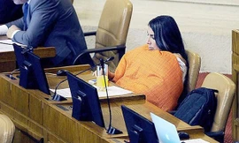 Nữ nghị sĩ trùm chăn họp quốc hội