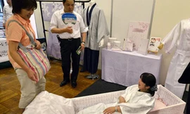 Những người tham gia lễ hội có thể thử trải nghiệm cảm giác được chôn cất và khâm liệm. Ảnh: Neverseenbefore.