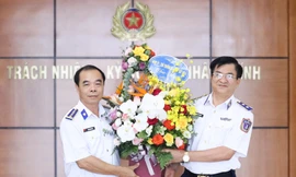Trung tướng Hoàng Văn Đồng, Bí thư Đảng ủy, Chính ủy Cảnh sát biển chúc mừng Đại tá Trần Văn Nam.