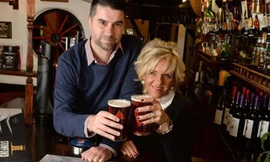 Matthew là nhân viên bảo hiểm ở Mỹ, còn vợ anh là y tá. Đôi vợ chồng tự tin rằng họ sẽ tìm được một công việc tương ứng khi chuyển tới Anh sinh sống. 