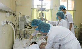 Bé trai nguy kịch sau khi được chữa bỏng bằng thuốc nam. Ảnh: Bệnh viện cung cấp.