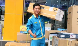 Số lượng đơn hàng càng lớn, thu nhập của nhân viên giao nhận lắp đặt càng cao. (Ảnh: Công Minh)