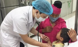 BS. Duy đang thăm khám cho một bệnh nhi bị ngộ độc hóa chất