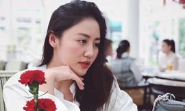 Văn Mai Hương bị giật túi xách khi đứng chờ bạn trước con hẻm nhỏ gần nhà.