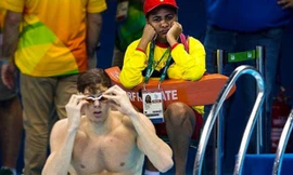 Gương mặt buồn chán của một nhân viên cứu hộ môn bơi ở Olympic Rio. Nhiệm vụ của họ là phải coi chừng các kình ngư như Micheal Phelps khỏi chết đuối. Ảnh: Metro.