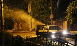 Vòi khổng lồ phun thuốc diệt muỗi lúc nửa đêm ở Hà Nội