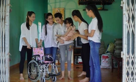 Đỗ Mỹ Linh cùng dàn thí sinh Miss World Việt Nam làm từ thiện