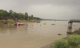 Cầu Sông Hoàng sập khoảng 2/3 chiều dài. Ảnh: Lam Sơn.