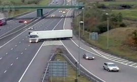 Bị tù treo vì quay đầu xe trên cao tốc