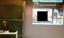 Giáo sư xem phim “mát” bị phát nhầm lên máy chiếu lớp học