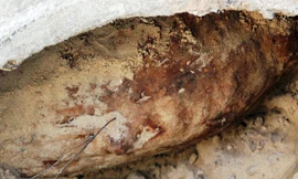 Quả bom nặng khoảng 300 kg được phát hiện khi gia đình ông Tân đào móng làm công trình nhà vệ sinh