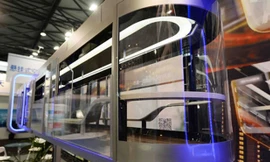 Mô hình đường sắt trên cao với một toa tàu trong suốt được giới thiệu trong Triển lãm Quốc tế về Công nghệ Vận tải bằng đường ray tại Thượng Hải hôm 8/4.