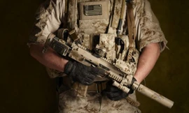 Một lính đặc nhiệm Mỹ với khẩu MP7. Ảnh: Pinterest.