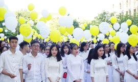 Tinh khôi vẻ đẹp nữ sinh trường Quốc học Vinh ngày chia tay