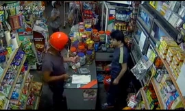 Tên cướp bị chủ cửa hàng đuổi chạy bạt mạng