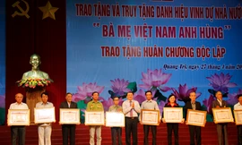 Trao tặng và truy tặng danh hiệu Bà mẹ VNAH; trao Huân chương Độc lập. ẢNH: H.T