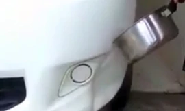 Nước sôi được dội thẳng vào chỗ lõm. Ảnh từ video.