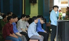 Bị cáo Hoài (đứng) và các bị cáo khác. Ảnh T.Châu