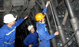 Công nhân Công ty than Thống Nhất kiểm tra thiết bị chống lò.