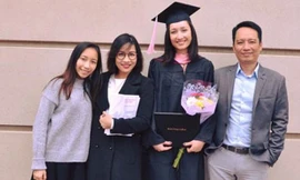 Mẹ Anna Trương lần đầu tiên lộ diện