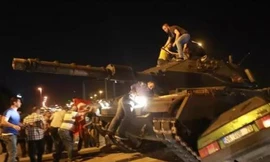 Xe tăng đảo chính nghiền nát ô tô