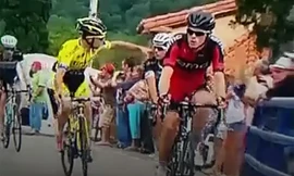 Rovny đấm Brambilla trên đường đua. Ảnh chụp màn hình.