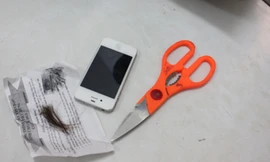Kéo, tóc, điện thoại mà thủ phạm dùng để hành hung, hủy hoại tài sản, quay video làm nhục nạn nhân