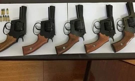 Tang vật 5 khẩu súng ngắn kiểu ổ quay bị thu giữ - Ảnh: CTV