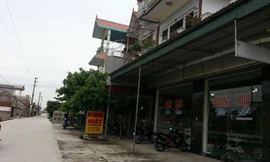 Cửa hàng kính mắt san sát tại Lịch Động - Ảnh: Thanh Niên