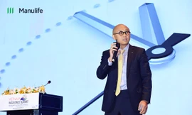Ông Kevin Kwon, Giám đốc Khối Nghiệp vụ của Manulife Việt Nam trình bày đề tài đổi mới quy trình giải quyết quyền lợi bảo hiểm