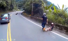 Bỏ mặc bạn gái gặp nạn để lo dựng xe máy