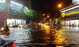 Mưa lớn khiến nhiều tuyến đường ngập chìm trong nước