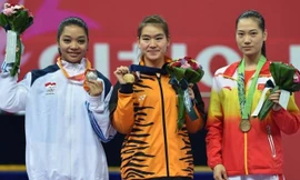 Tai Cheau Xuen (giữa) bị phát hiện dính đến doping và phải nhường HCV cho VĐV của Indonesia (áo trắng). 