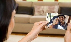 Năm thứ hai đại học, tôi đi làm thêm và đã quen anh rồi yêu anh điên cuồng. Anh hơn tôi chục tuổi và đã có vợ, hai con. Lúc đó tôi làm cộng tác viên cho một công ty chuyên tổ chức sự kiện. Tôi và anh có quá nhiều cơ hội để bên nhau trong những chuyến công