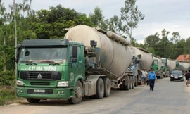 Những chiếc xe quá tải cả 100% bị lực lượng chức năng tỉnh Hà Tĩnh mật phục, bắt quả tang khi đang đi đường vòng né trạm. 