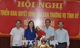 Bà Lê Thị Ái Nam, Phó Bí thư Thường trực Tỉnh ủy, Chủ tịch HĐND tỉnh, tặng hoa chúc mừng ông Lê Thanh Hùng. 