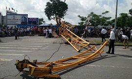 Cần cẩu gãy làm 3 khúc. Ảnh: Giang Chinh.