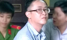 Bị cáo Đạt (đeo kính) chấp hành hình phạt 20 năm tù. Ảnh: H. D.