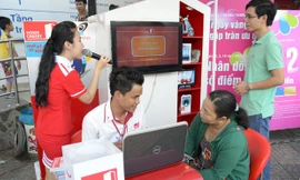 Nhân viên Home Credit tư vấn cho khách hàng trong chương trình “Nghĩ kỹ càng, ký khôn ngoan”