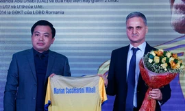 Chủ tịch Doãn Văn Phương (trái) và huấn luyện viên Marian Mihail. Ảnh: Đỗ Hải.