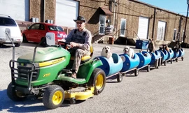 Ông Eugene Bostick và đoàn tàu kéo tự chế.