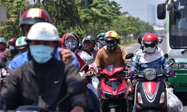 Việc phải ra đường trong những ngày nắng nóng trở thành nỗi sợ hãi của nhiều người (ảnh Zing)