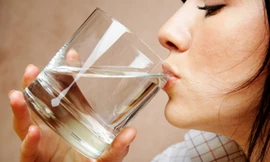 Uống nước ngay sau khi thức dậy có vai trò quan trọng trong việc phòng ngừa sỏi thận và nhiễm trùng bàng quang. Ảnh minh hoạ.