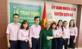 Công đoàn cơ sở NHCSXH tỉnh Quảng Ngãi trao tặng cánh tay robot cho CCB, Thương binh ¼ Võ Văn Hào